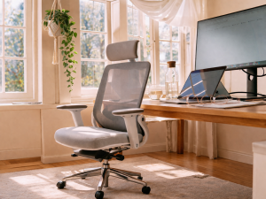 Helles, modernes Homeoffice mit viel Licht und einem Bürostuhl