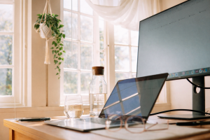 Helles Büro mit natürlichem Licht